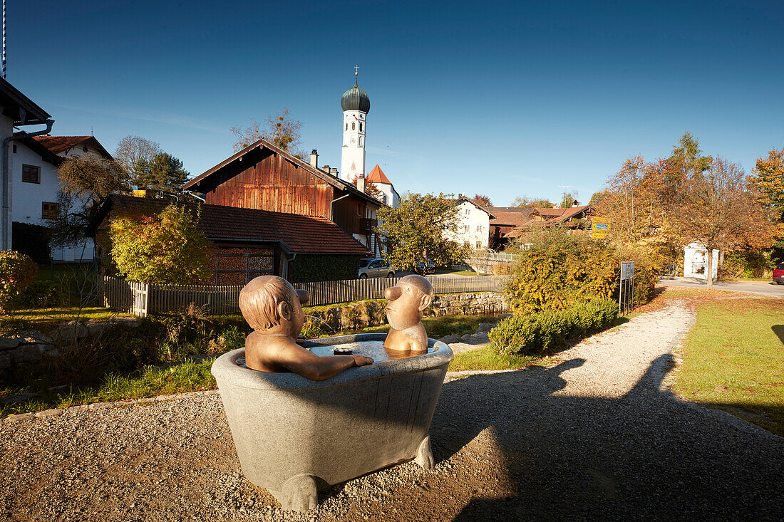 Brunnen 2 Herren im Bad zu Ehren von LORIOT alias Vicco von Bülow , Dorfplatz Münsing, Bayern, Deutschland