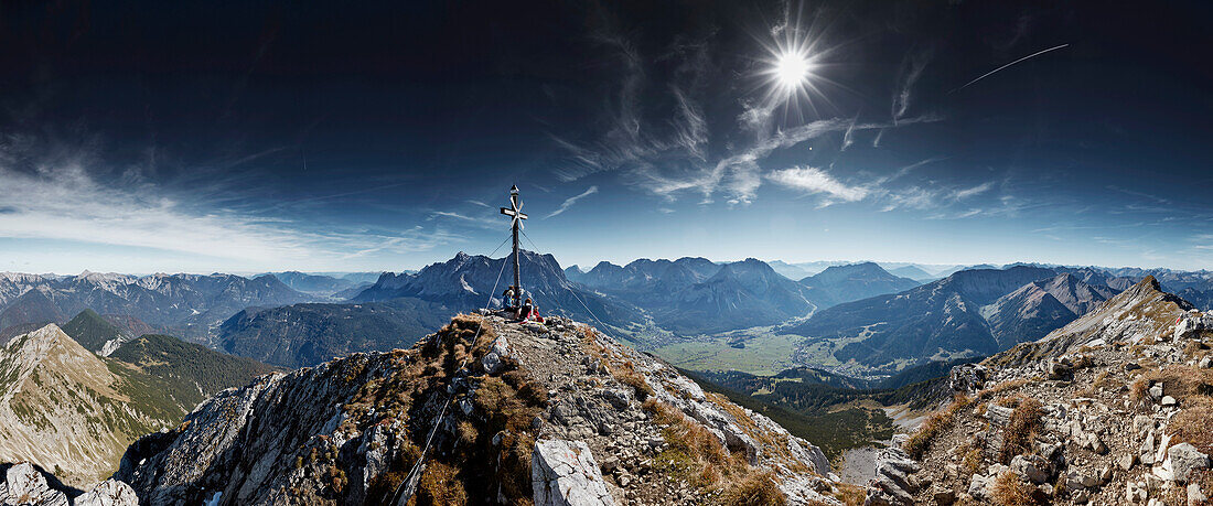 Bergwanderer auf dem  Gipfel des Daniel , Daniel, Ammergauer Alpen, Tirol, Österreich