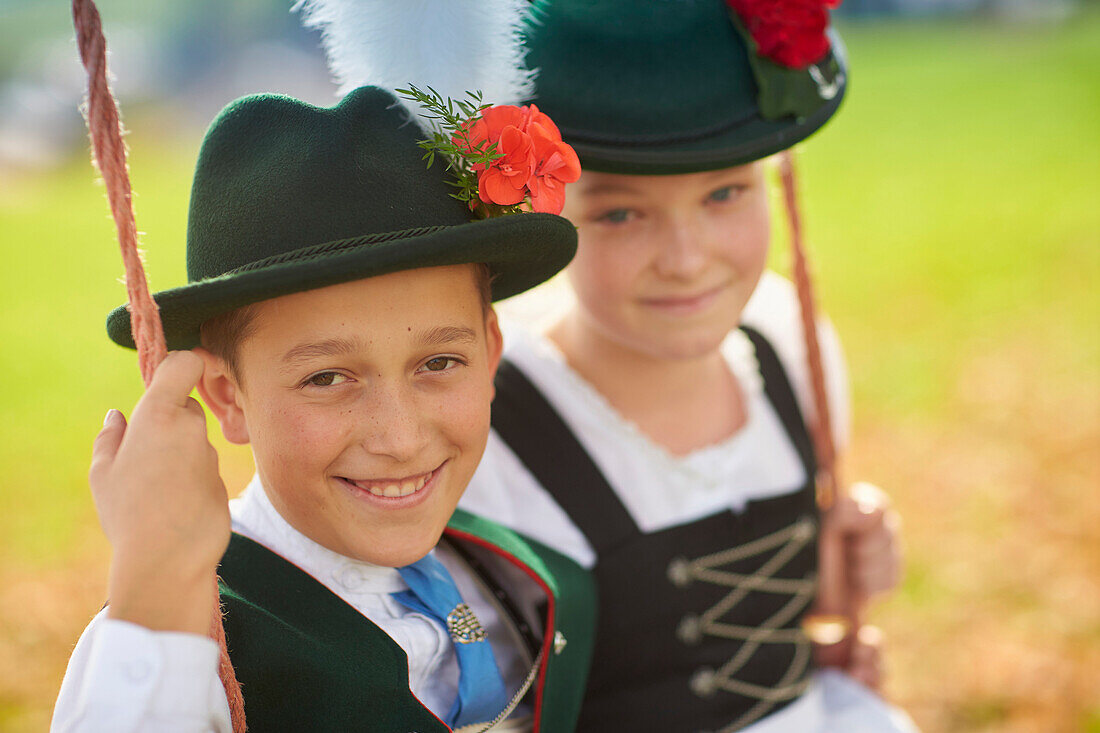 Junge und Mädchen auf Schaukel, Trachtenverein Seeröserl Ammerland Münsing , Ammerland Münsing, Bayern, Deutschland
