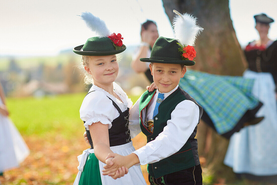 Tanzende Kinder, Trachtenverein Seeröserl Ammerland Münsing , Ammerland Münsing, Bayern, Deutschland