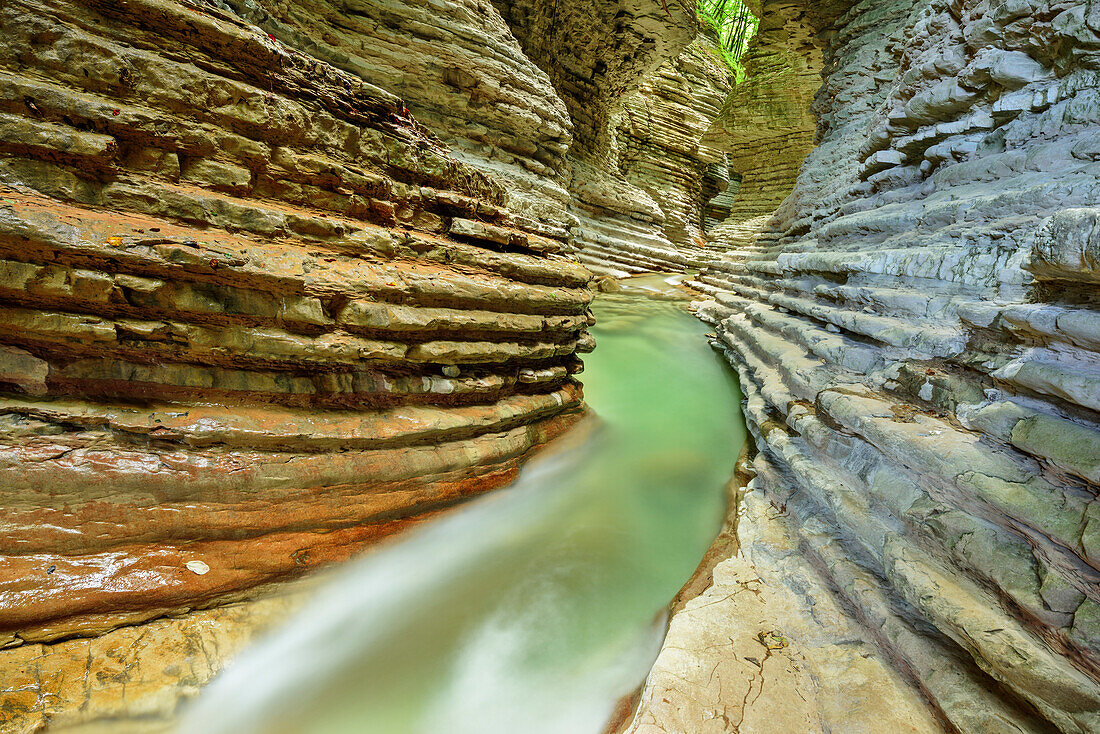 Bach fließt durch gebänderten Canyon, Brent de l'Art, Venetien, Venezien, Italien