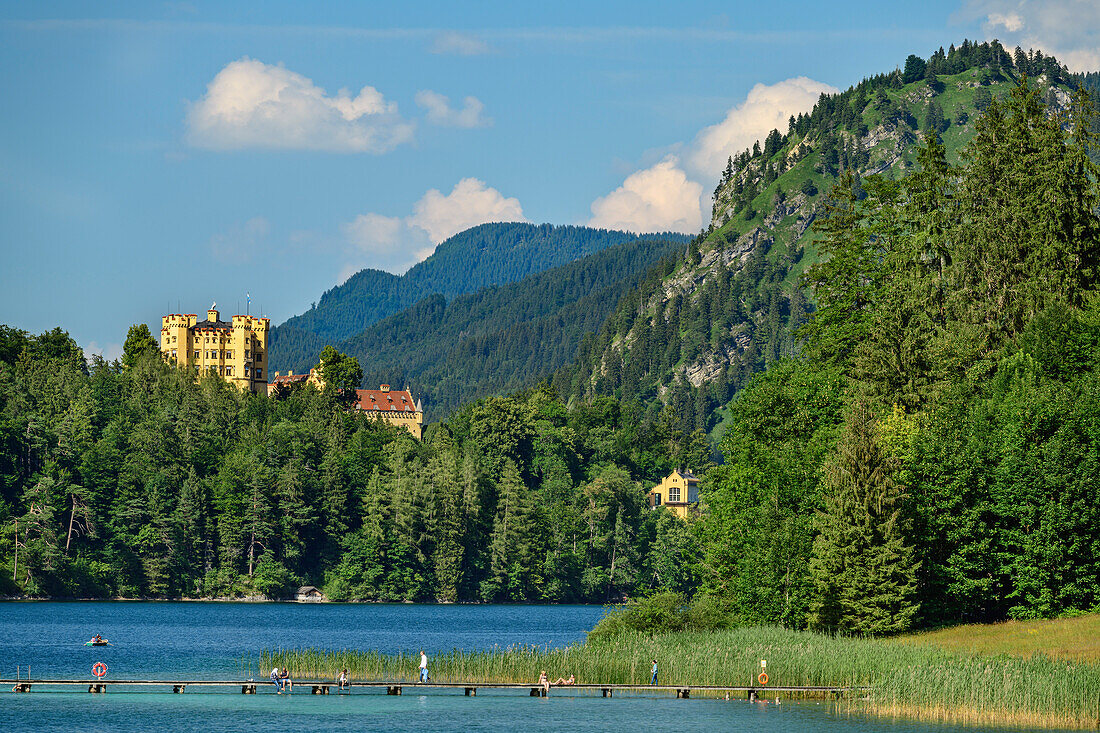Alpsee mit Schloss Hohenschwangau, Lechweg, Ammergauer Alpen, Schwaben, Bayern, Deutschland