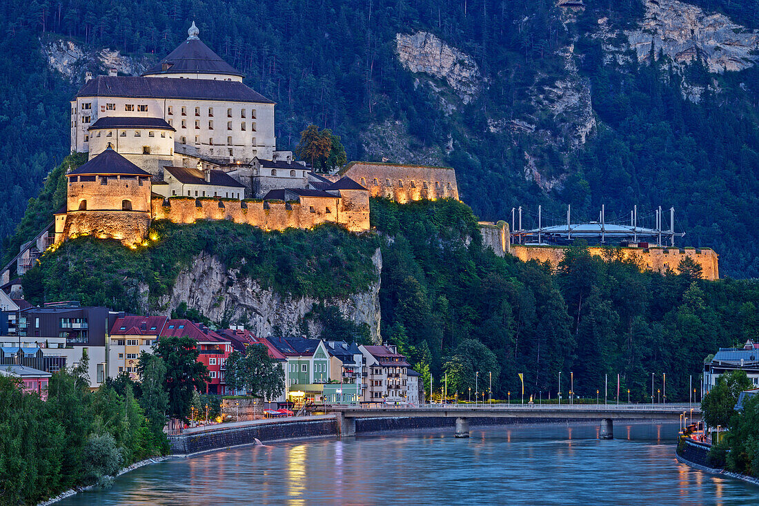 Inn mit Altstadt und beleuchteter Burg von Kufstein, Kufstein, Tirol, Österreich