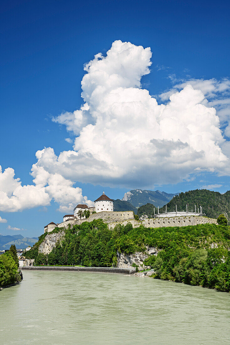 Inn mit Burg von Kufstein und Kaisergebirge im Hintergrund, Kufstein, Tirol, Österreich