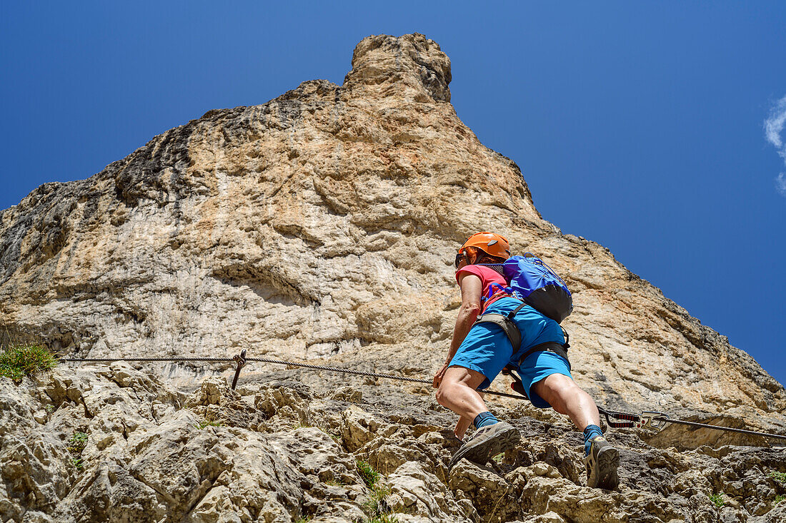 Frau begeht Pisciadu-Klettersteig, Pisciadu-Klettersteig, Sella, Dolomiten, UNESCO Welterbe Dolomiten, Südtirol, Italien