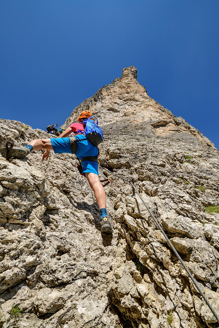 Frau begeht Pisciadu-Klettersteig, Pisciadu-Klettersteig, Sella, Dolomiten, UNESCO Welterbe Dolomiten, Südtirol, Italien