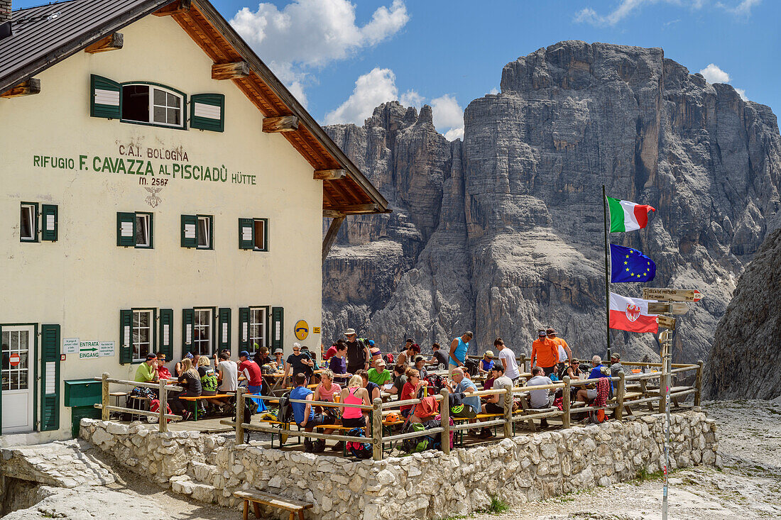 Rifugio Pisciadu mit Felstürme der Sella im Hintergrund, Rifugio Pisciadu, Pisciadu-Hütte, Sella, Dolomiten, UNESCO Welterbe Dolomiten, Südtirol, Italien