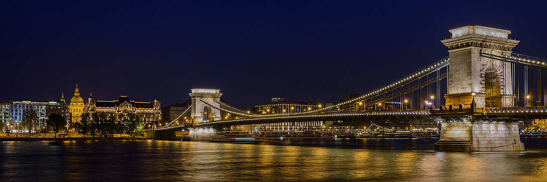 Brücke über die Donau bei Nacht, Budapest, Ungarn