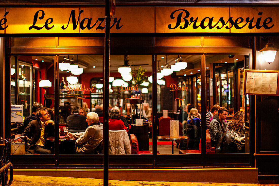 Menschen in der Brasserie cafe le nazir, 56 Rue des Abbesses, Montmartre, 75018 Paris, Frankreich, Europa