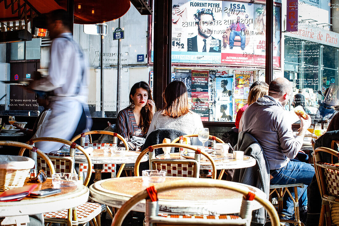 Menschen frühstücken in Le Petit Poucet Café, le Grand Café-Brasserie, Place Clichy, Paris Frankreich, Europa