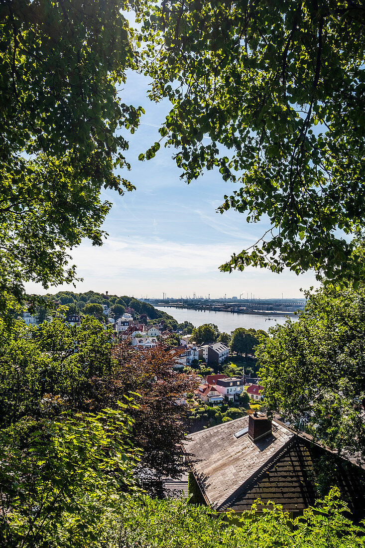 Blick vom Süllberg auf das Treppenviertel von Blankenese und die Elbe in Hamburg, Norddeutschland, Deutschland
