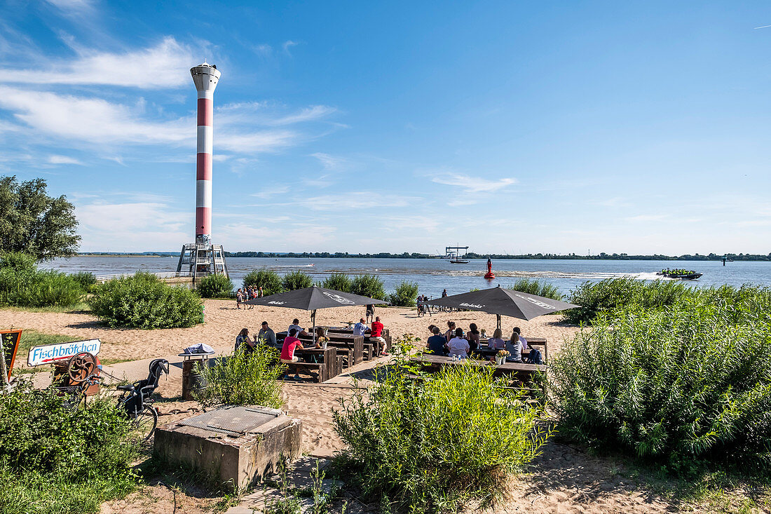 Café am Leuchtturm von Blankenese mit Blick auf die Elbe, Hamburg, Norddeutschland, Deutschland