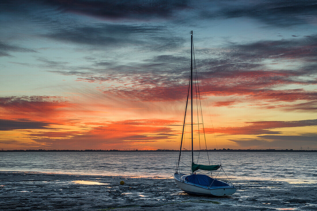 Wattenmeer, Segelboot, Abenddämmerung, Himmel, Dangast, Varel, Landkreis Friesland, Niedersachsen, Deutschland, Europa