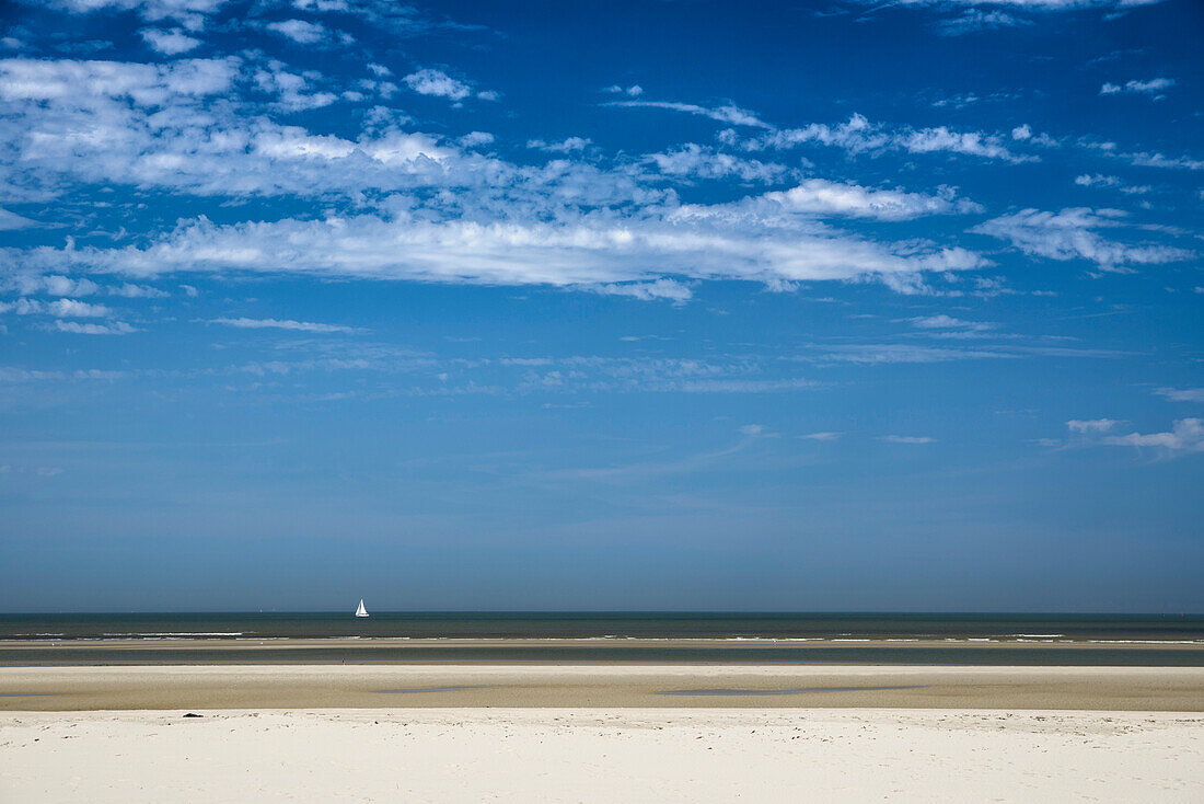 Strand, Segelboot, Nordsee, Wangerooge, Ostfriesische Inseln, Landkreis Friesland, Niedersachsen, Deutschland, Europa