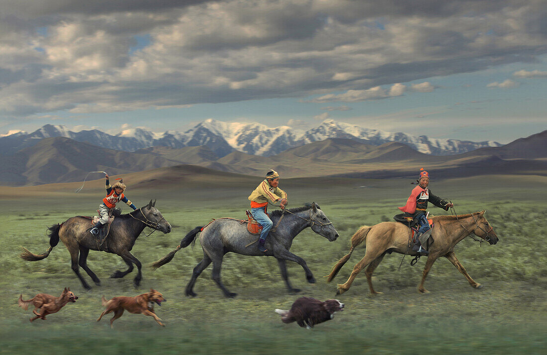 Kinder auf dem Pferd mit Landschaft, NAADAM Festival, Gobi Steppe, Mongolei, Asien