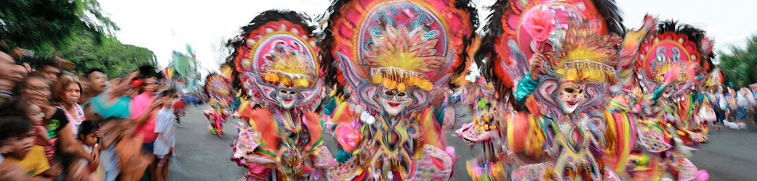 Tänzer in Bewegung, Masskara Festival, Bacolod, Bacolod, Insel Negros, Philippinen, Asien