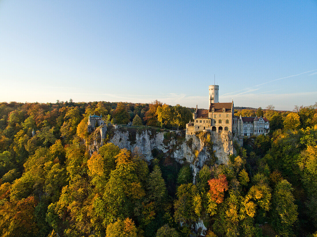 Schloss Lichtenstein, Honau, Biosphärengebiet, Schwäbische Alb, Reutlinger Alb, Baden-Württemberg, Deutschland (Genehmigung für Überflug vorhanden)