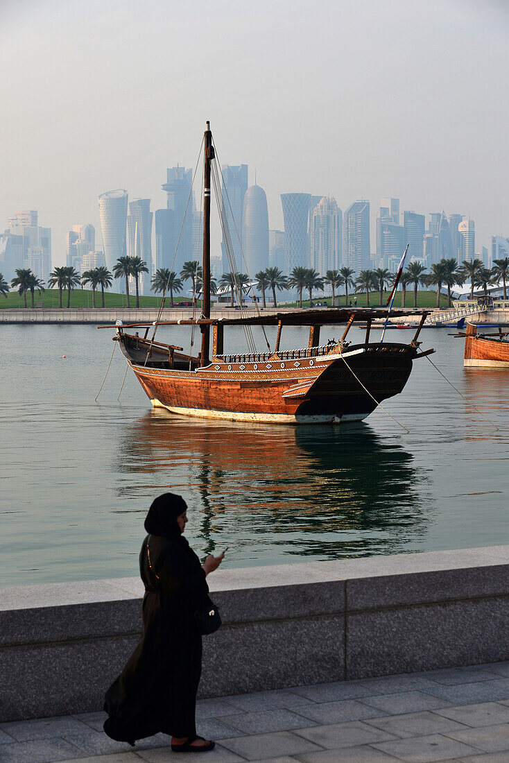 Blick am Museum of Islamic Art an der Corniche, Doha, Katar