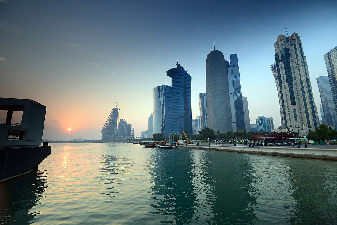 Sonnenuntergang am Hochhausbezirk an der nördlichen Corniche, Doha, Katar