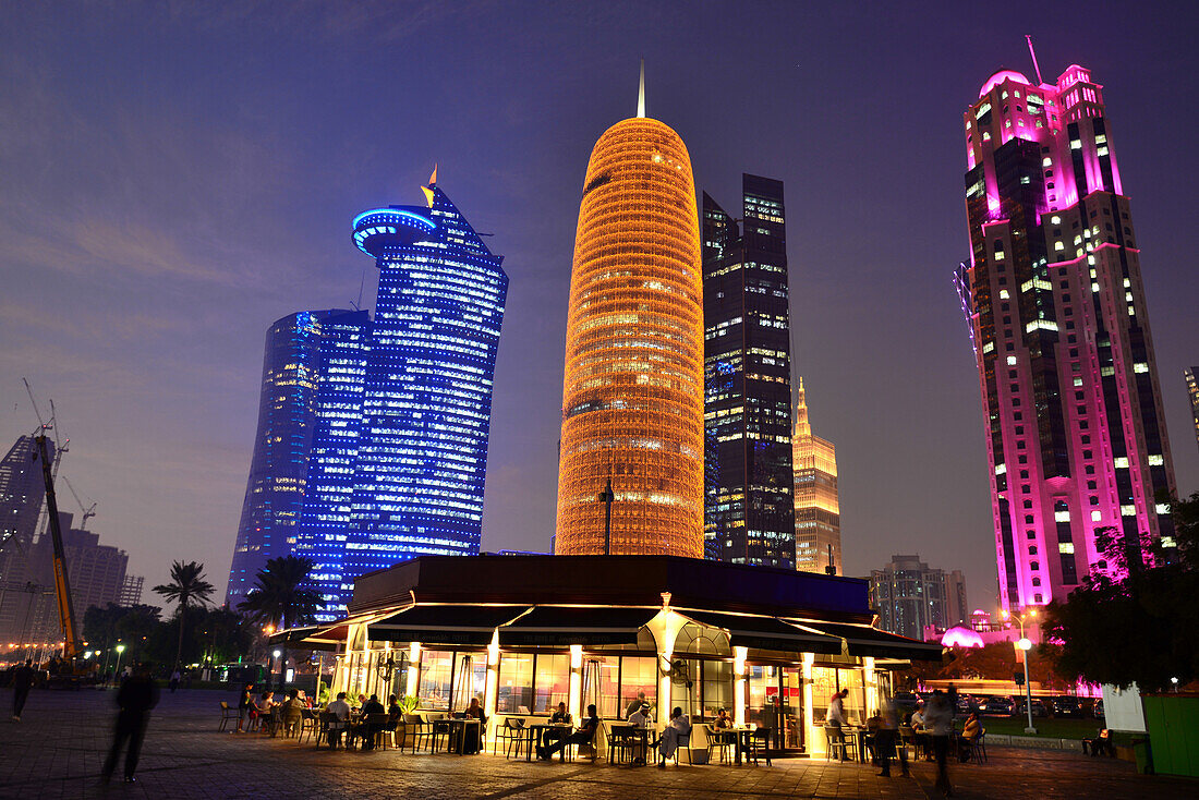 Abends im Hochhausbezirk an der nördlichen Corniche, Doha, Katar