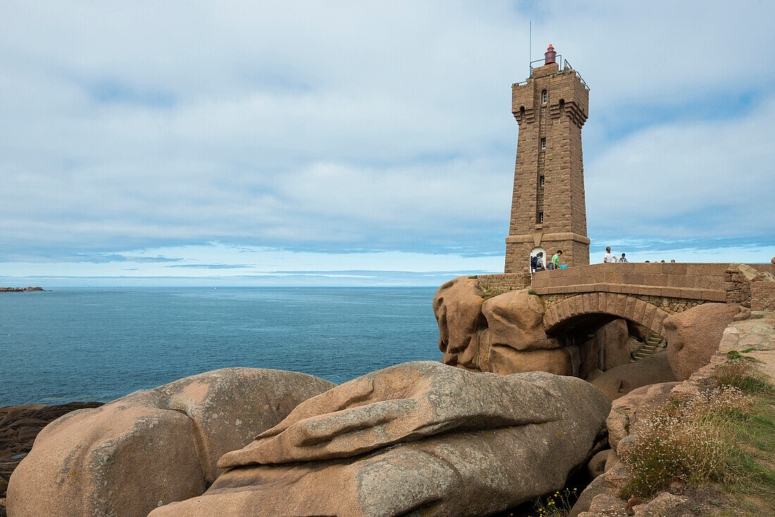 Leuchtturm und Granitfelsen, Phare de Ploumanac'h oder Phare de Mean Ruz, Ploumanach, Côte de Granit Rose, Côtes d’Armor, Bretagne, Frankreich