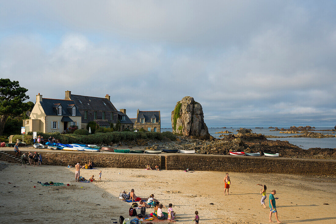 Sandstrand mit Ferienhäusern und Granitfelsen, La Gouffre, Plougrescant, Côte de Granit Rose, Cotes d'Armor, Bretagne, Frankreich
