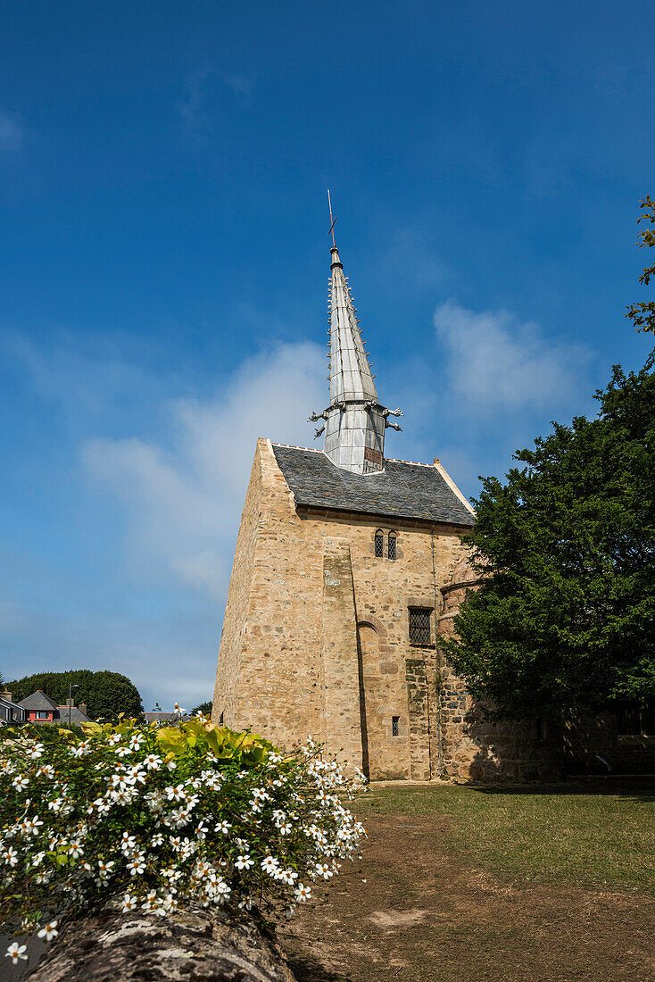 Kirche mit schiefem Turm, Chapelle Saint-Gonéry, Plougrescant, Côte de Granit Rose, Cotes d'Armor, Bretagne, Frankreich