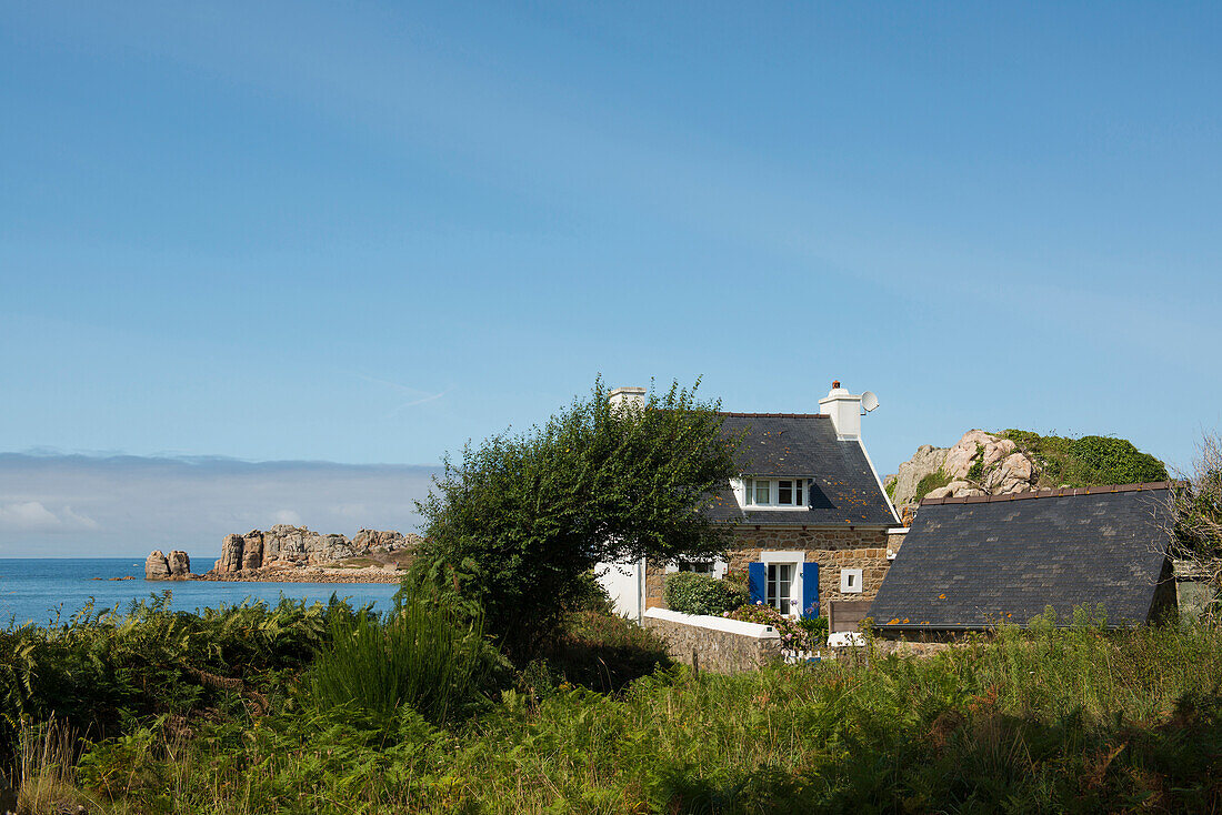 House by the sea, La Gouffre, Plougrescant, Côte de Granit Rose, Cotes d'Armor, Brittany, France