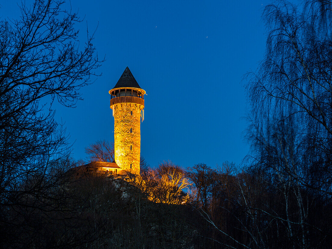 Beleuchteter Turm der Wildenburg, erbaut 1328, zur blauen Stunde, Naturpark Saar-Hunsrück, Hunsrück, Rheinland-Pfalz, Deutschland