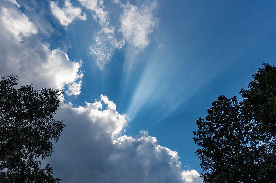 Wolkenstimmung mit Sonnenstrahlen, Bayern, Deutschland, Europa