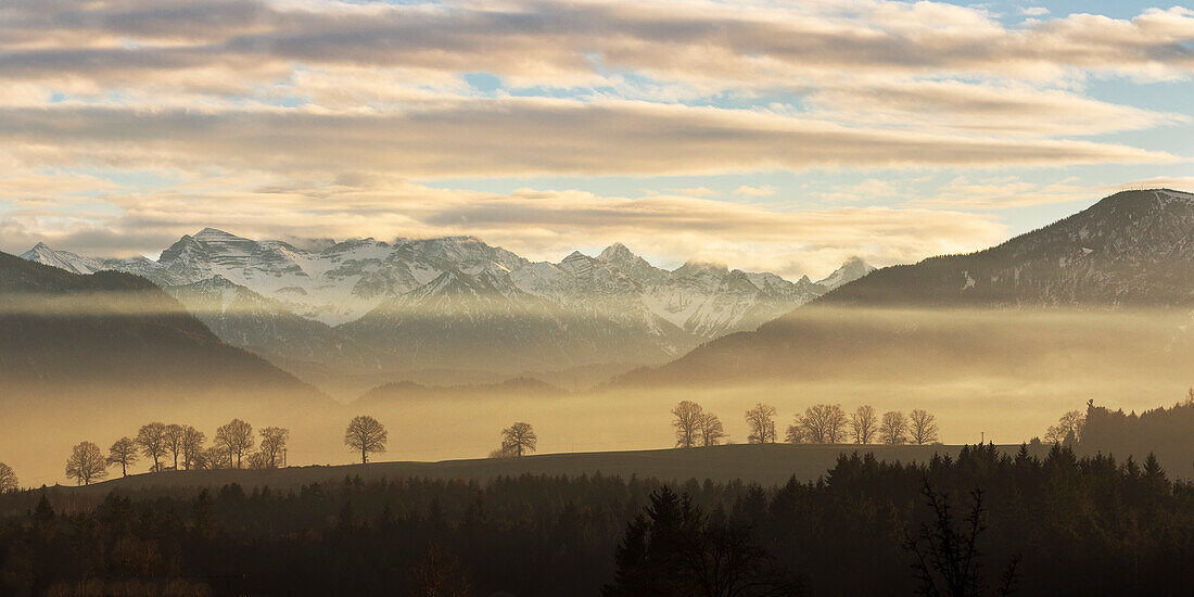 Karwendelgebirge im Abendlicht, Penzberg, Alpen, Oberbayern, Deutschland