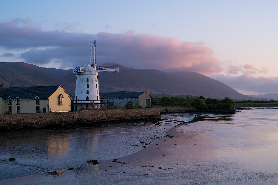 Die historische Windmühle von Blennerville an der irischen Westküste in der Abenddämmerung, gesehen von einer Wanderung entlang dem Weitwanderweg Dingle Way, Blennerville, nahe Tralee, Dingle Halbinsel, County Kerry, Irland, Europa