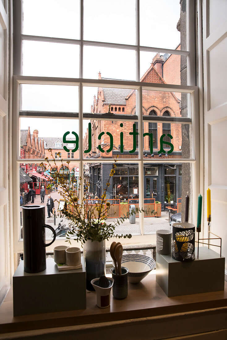 Blick durch historisches Fenster mit Warenauslage aus dem Geschäft article hinaus auf den Castle Market mit seinen Restaurants, County Dublin, Irland, Europa