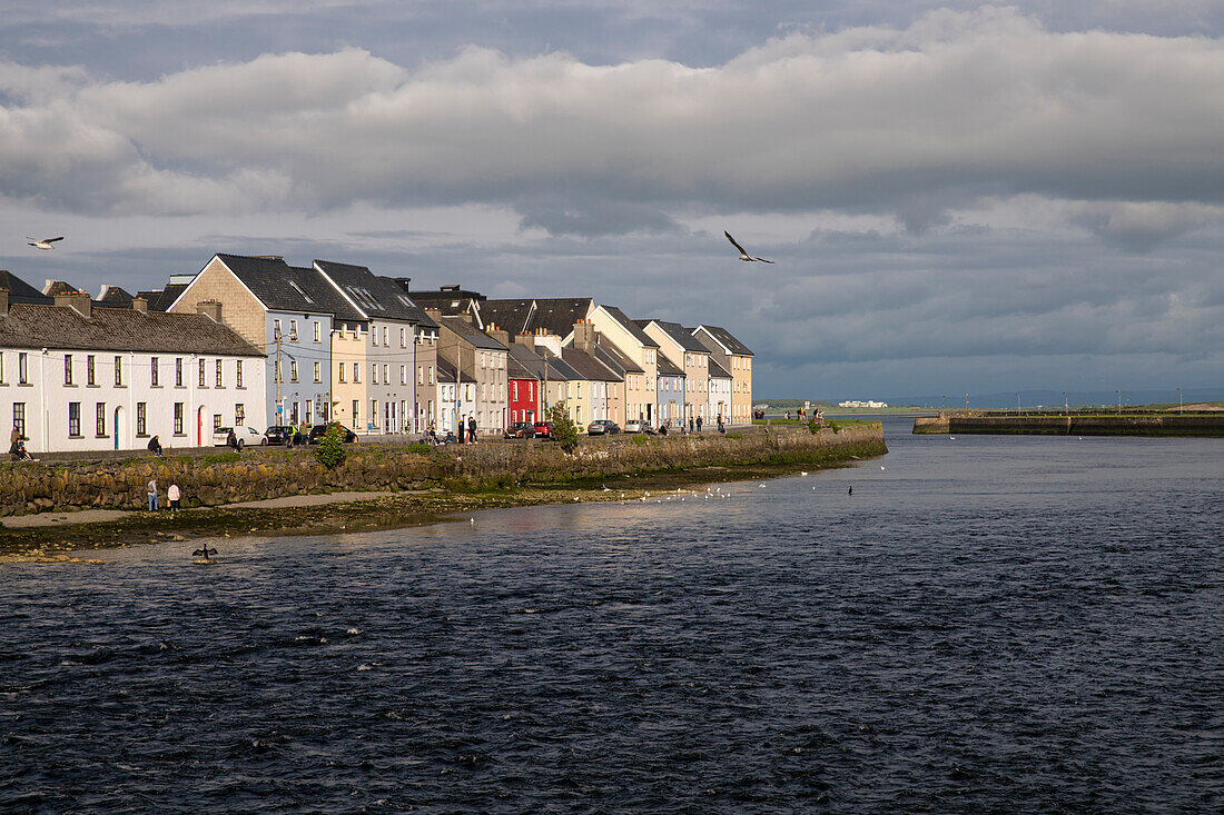 Einer der berühmtesten Orte der Stadt ist der Straßenzug The Long Walk mit seiner Reihe von farbenfrohen Häusern im Hafen von Corrib, Galway, County Galway, Irland, Europa
