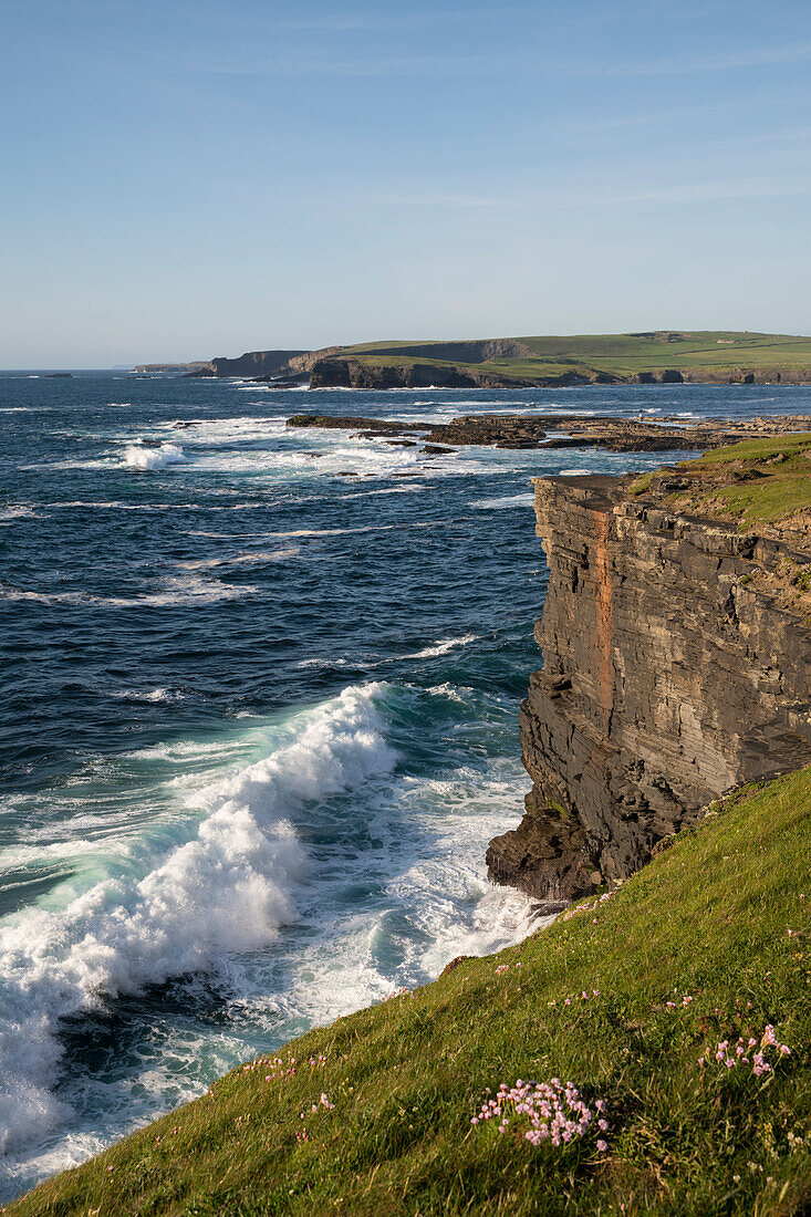 An den Klippen von Kilikee in Irland bricht das Meer in großen Wellen, Kilkee, County Clare, Irland, Europa