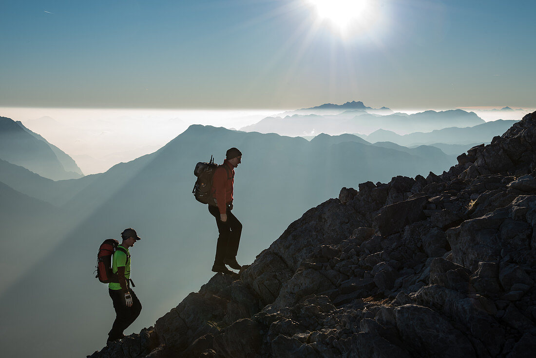 Zwei Bergsteiger beim Aufstieg zum Hocheck, Bergsilhouetten im Hintergrund, Watzmanngrat, Berchtesgadener Alpen, Berchtesgaden, Deutschland