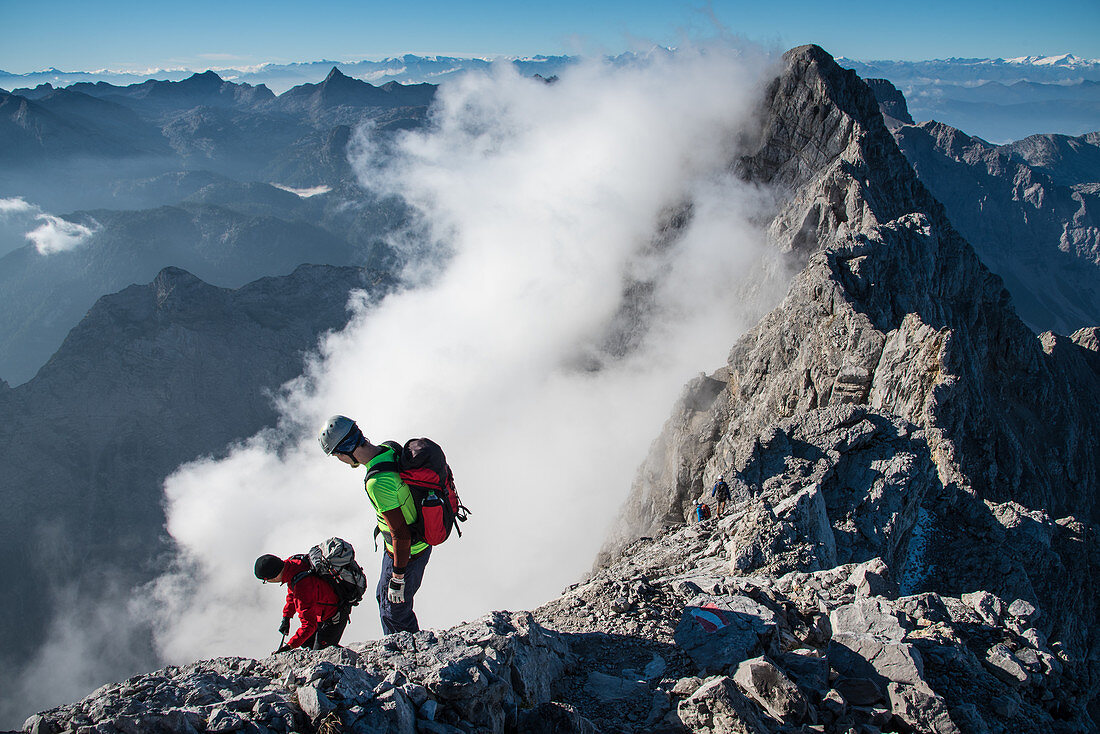 Bergsteiger auf dem Übergang zur Südspitze des Watzmann, Wolken am Fels, Berchtesgadener Alpen, Berchtesgaden, Deutschland