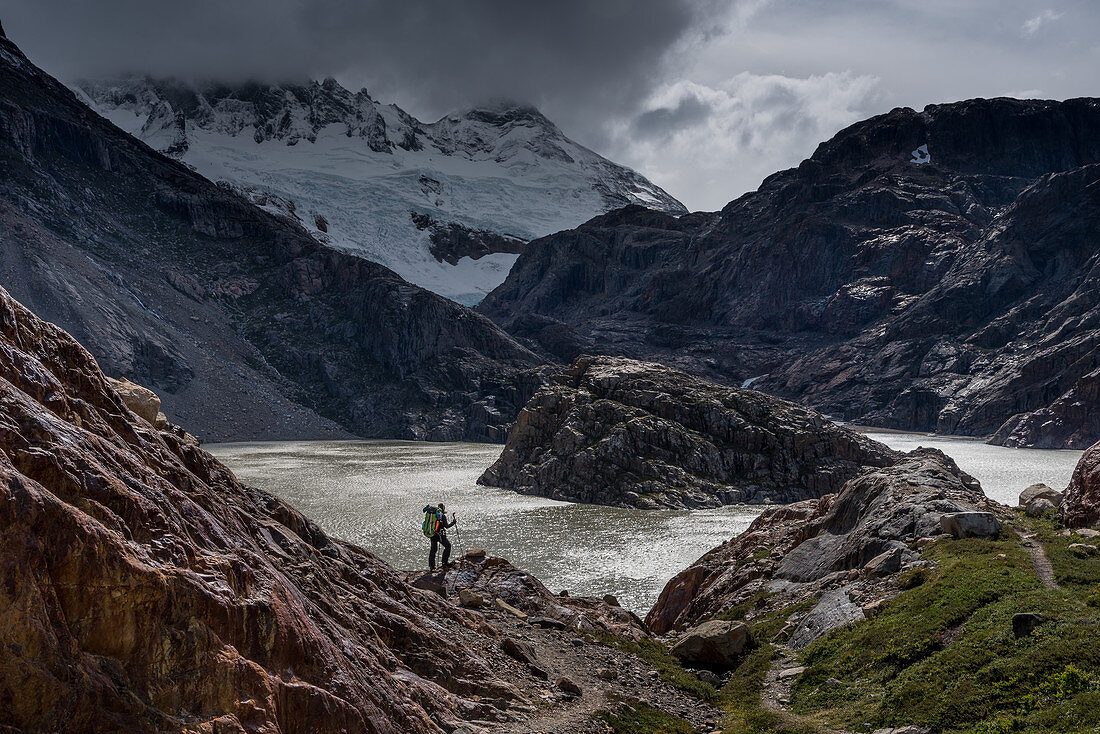 Ein Wanderin blickt auf den Lago Electrico, im Hintergrund Gletscher, Nationalpark Los Glaciares, Patagonien, Argentinien