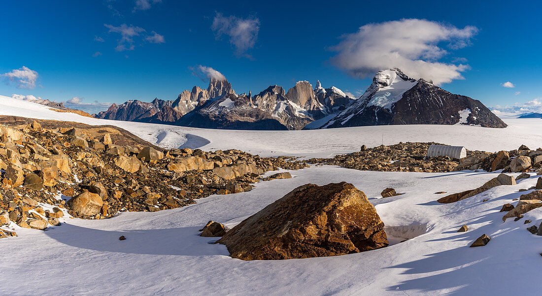 Panorama auf Eisfeld um das Refugio Garcia Soto (Chile), im Hintergrund Fitz Roy & Cerro Torre, Nationalpark Los Glaciares, Patagonien, Argentinien