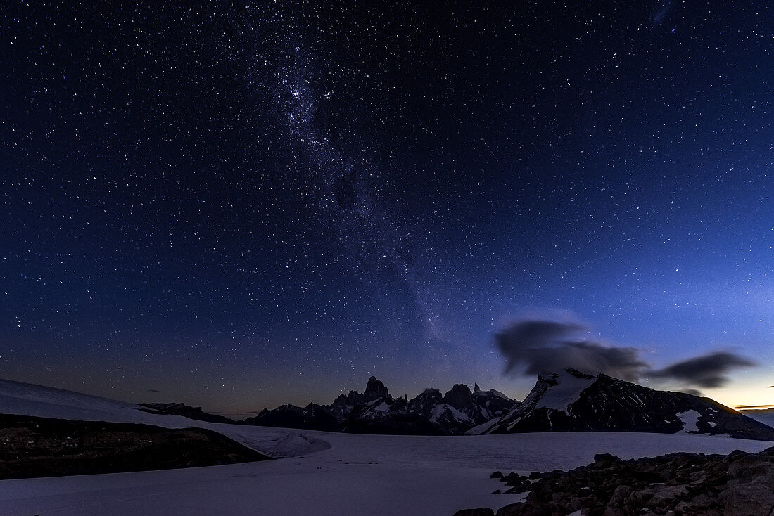 Sternenhimmel mit Milchstrasse über Fitz Roy & Cerro Torre, von Refugio Garcia Soto (Chile), Nationalpark Los Glaciares, Patagonien, Argentinien