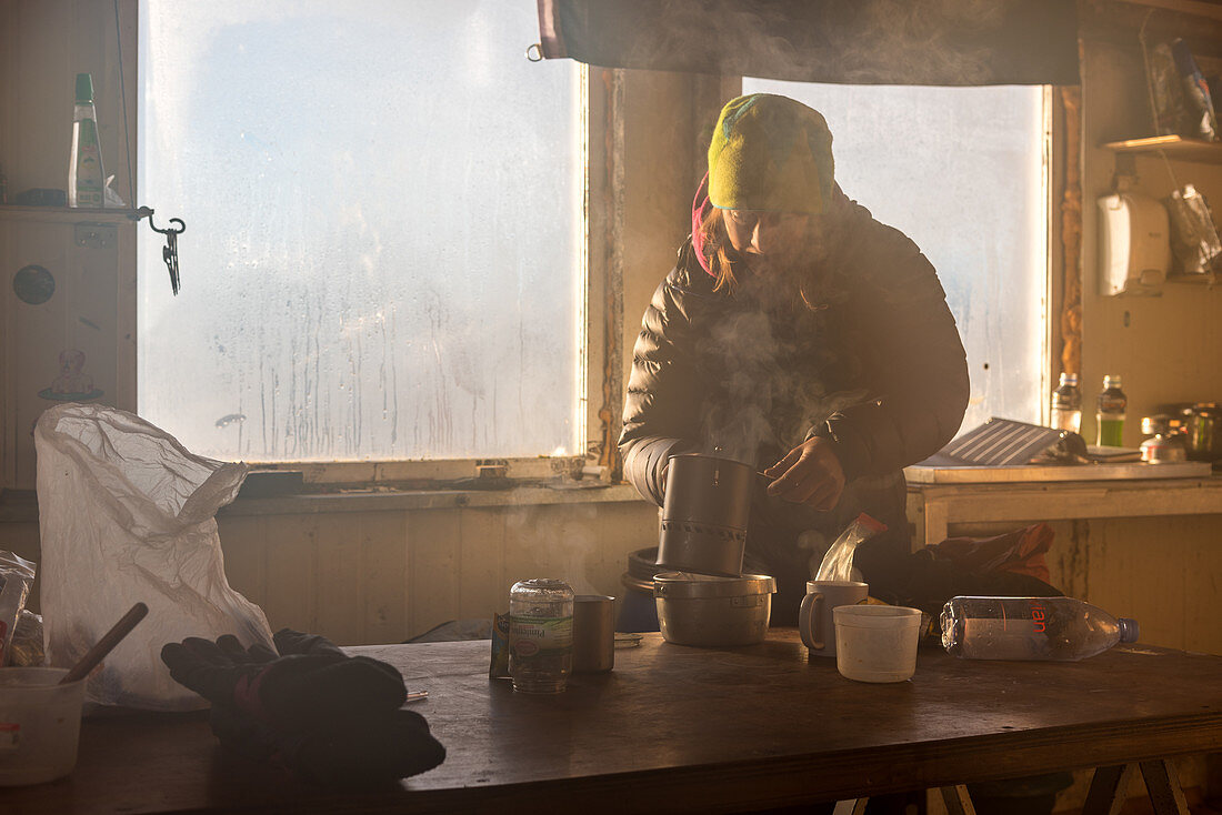Eine Frau bereitet Frühstück im Refugio Garcia Soto (Chile) zu, Nationalpark Los Glaciares, Patagonien, Argentinien