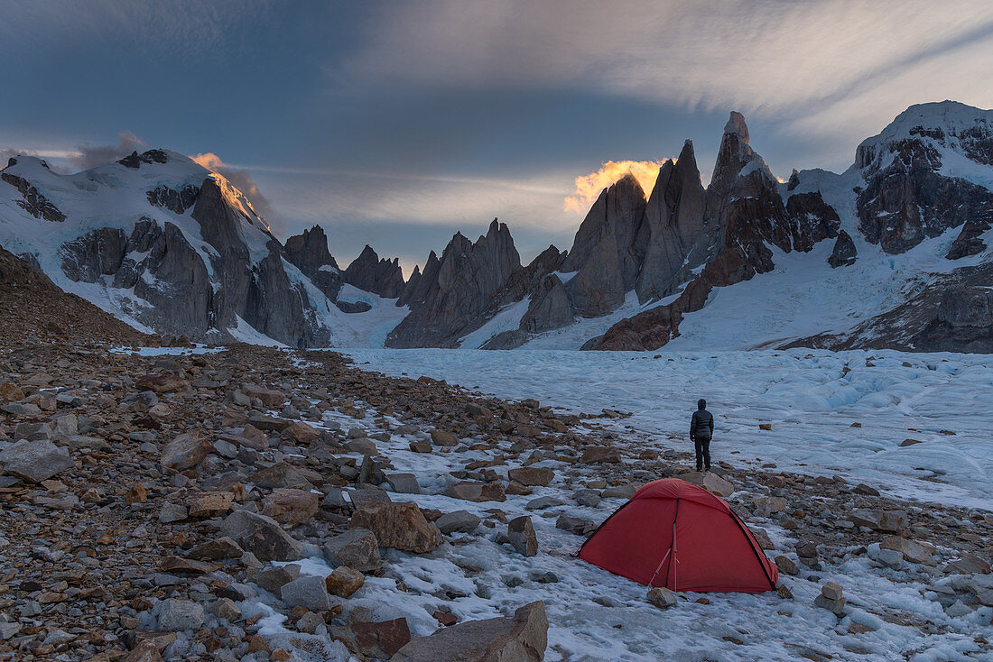 Bergsteigerin vor Biwak am Circo de los Altares, Cerro Torre, Nationalpark Los Glaciares, Patagonien, Argentinien