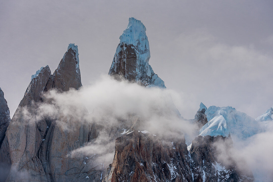 Der schneebedeckte Gipfel des Cerro Torre, von Circo de los Altares, Nationalpark Los Glaciares, Patagonien, Argentinien