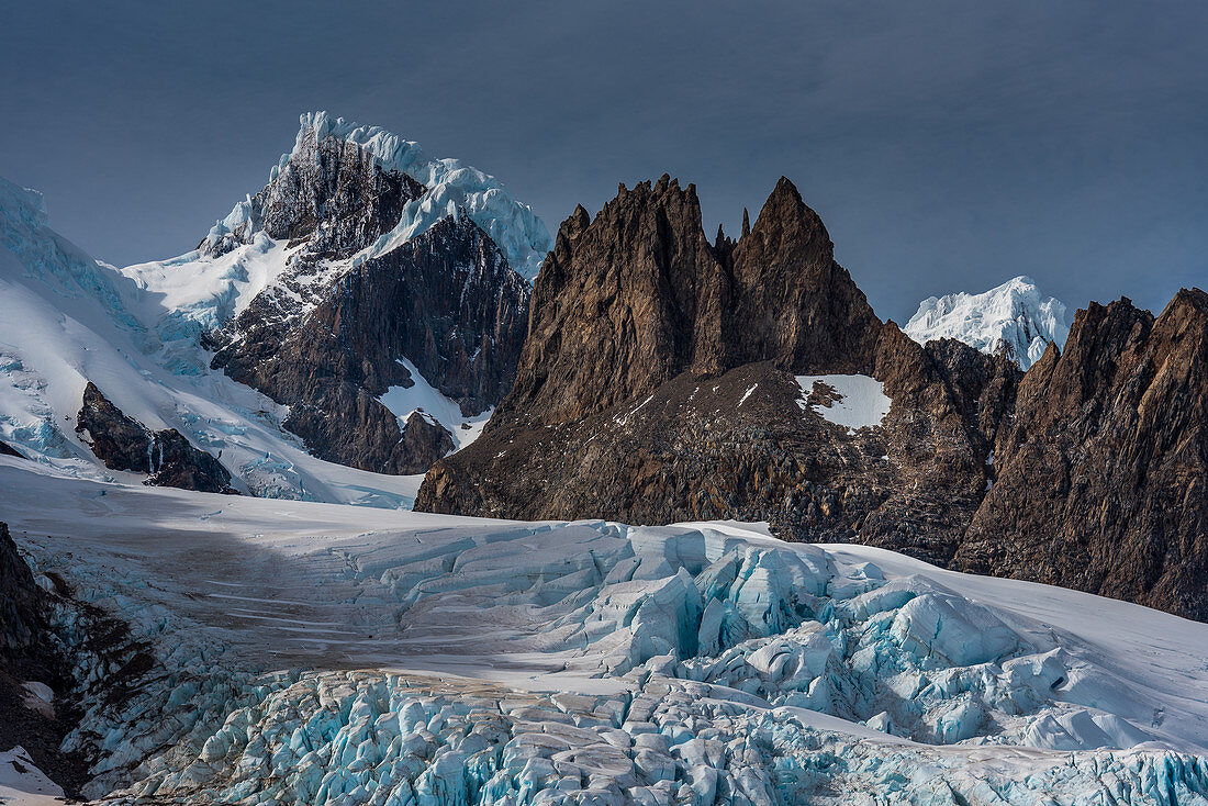 Schutt und Eis vor dem Cerro Grande, Circo de los Altares, Nationalpark Los Glaciares, Patagonien, Argentinien