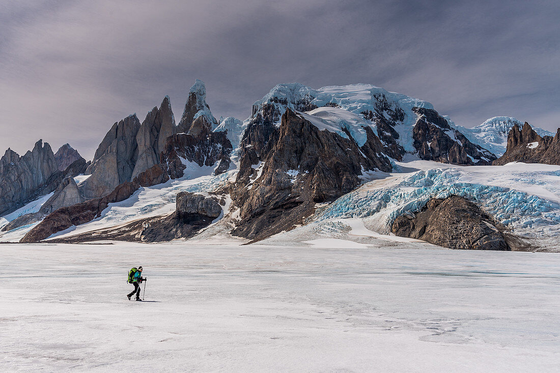 Bergsteigerin auf Eisfläche des Campo de Hielo Sur, Cerro Torre im Hintergund, Nationalpark Los Glaciares, Patagonien, Argentinien