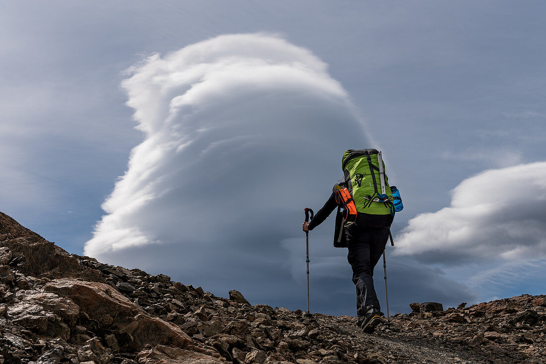 Bergsteigerin am Paso del Viento, Wolkengebilde, Nationalpark Los Glaciares, Patagonien, Argentinien