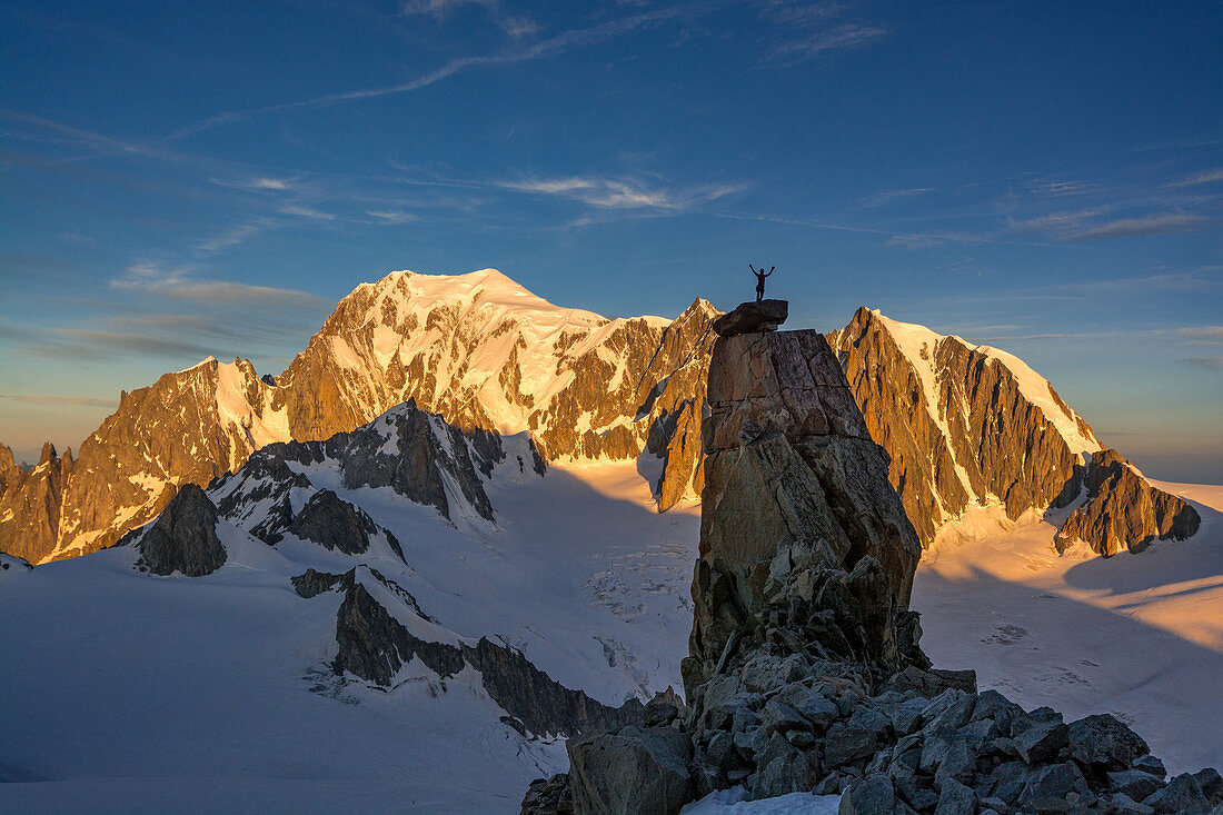 Bergsteiger auf exponiertem Fels, Anstieg zum Aiguille Rochefort, Sonnenaufgang am Mont Blanc im Hintergrund, Mont Blanc-Gruppe, Chamonix, Frankreich