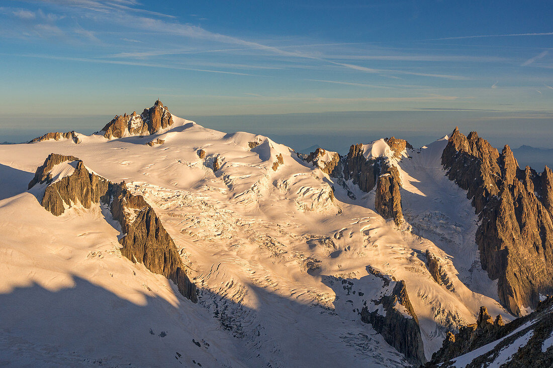 Ansicht des Aiguille du Midi im Morgenlicht aus der Ferne, Aiguille du Midi, Aiguille du Plan, Mont Blanc-Gruppe, Chamonix, Frankreich
