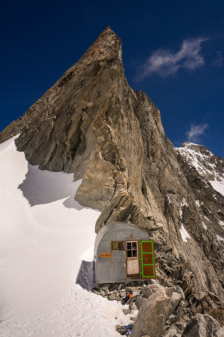 Das Biwak Ettore Canzio vor der Pointe Young, Grandes Jorasses, Mont-Blanc-Gruppe, Frankreich