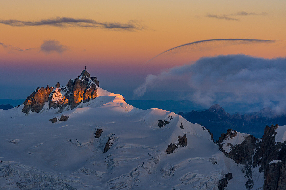 Die Aiguille du Midi und Gletscher bei Sonnenaufgang, Mont Blanc-Gruppe, Chamonix, Frankreich
